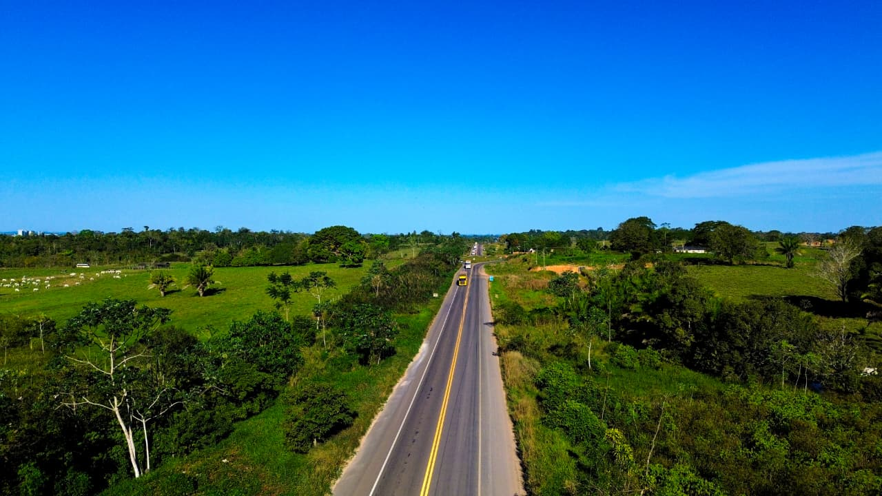 Vista aérea de trecho recuperado da BR-364 cercado por vegetação