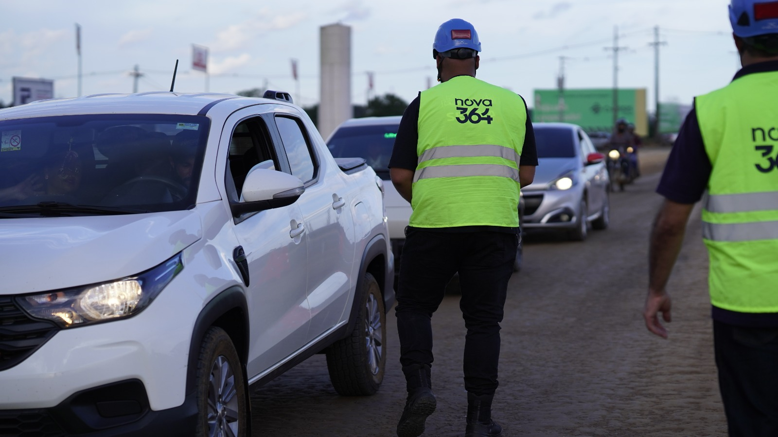 Equipe da Nova 364 orientando motoristas na BR-364